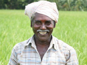 lächelnder mann auf einem grasgrünen feld